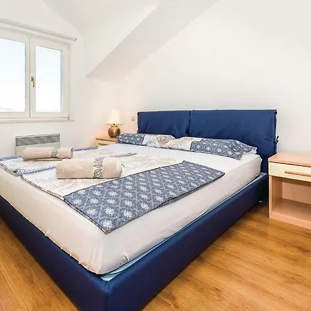 Apartment Three-bedroom In